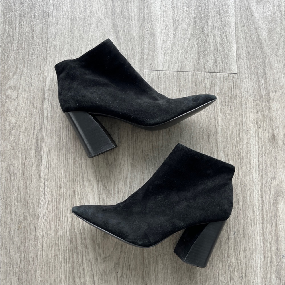 Black suede leather pointed toe boots